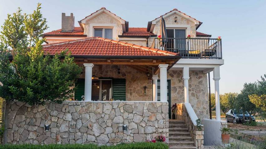 Ferienhaus für 9 Personen, mit Garten und Terrasse sowie Pool, mit Haustier in Vodice