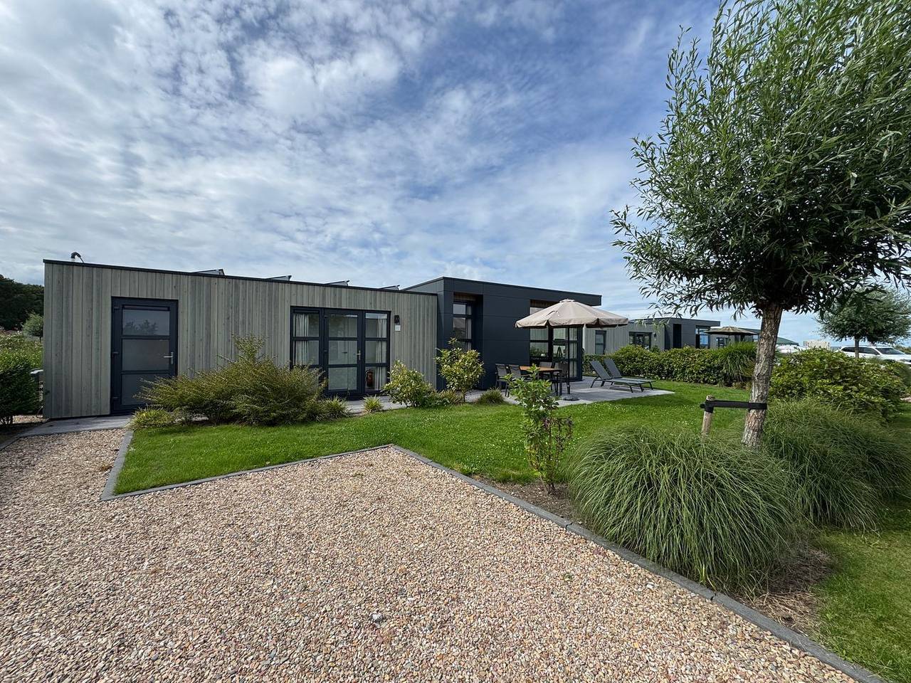 Neu - mit Zaun Chalet Zeehondje: Freistehendes Strandchalet mit Blick aufs Ijsselmeer in Enkhuizen, Ijsselmeer
