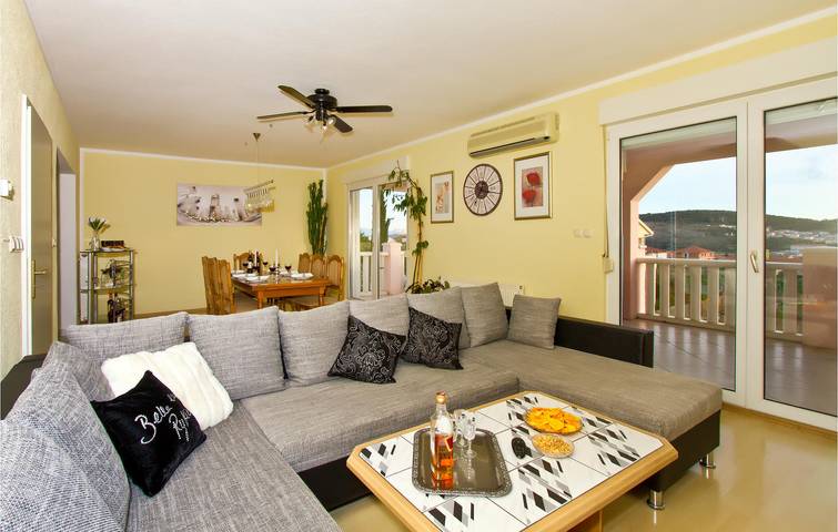 Appartement chic de 2 chambres avec piscine, terrasse et Wi-Fi - À 2,5 km de la plage in Trogir, Split-Dalmatie