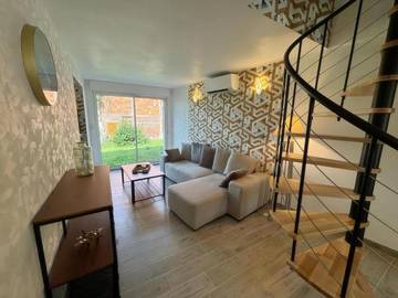 Location de vacances pour 4 personnes, avec vue ainsi que piscine et jardin à Œuilly