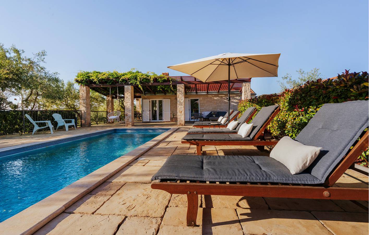 Moderne 74 m² große Wohnung mit beheiztem Pool, 2 km vom Strand entfernt in Rovinj, Rovinj und Umgebung