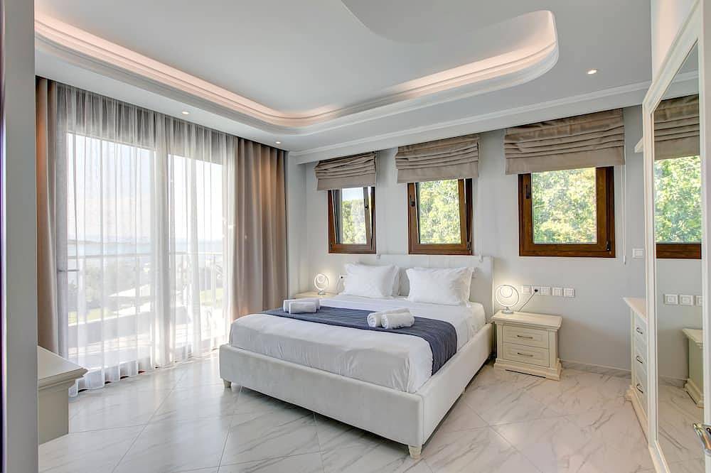 Beachfront villa in Vourvourou, Halkidiki with private pool, ideal for families. in Vourvourou, Sithonia Halbinsel