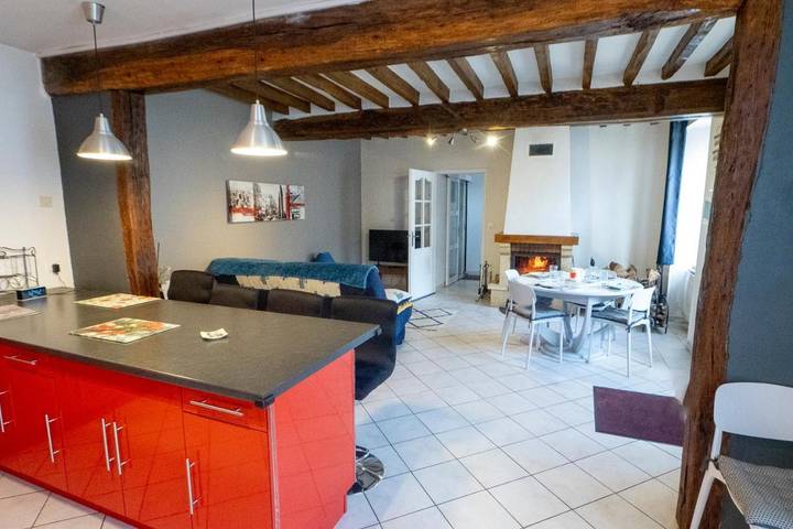 Gîte pour 4 personnes, avec terrasse et jardin à Les Sièges