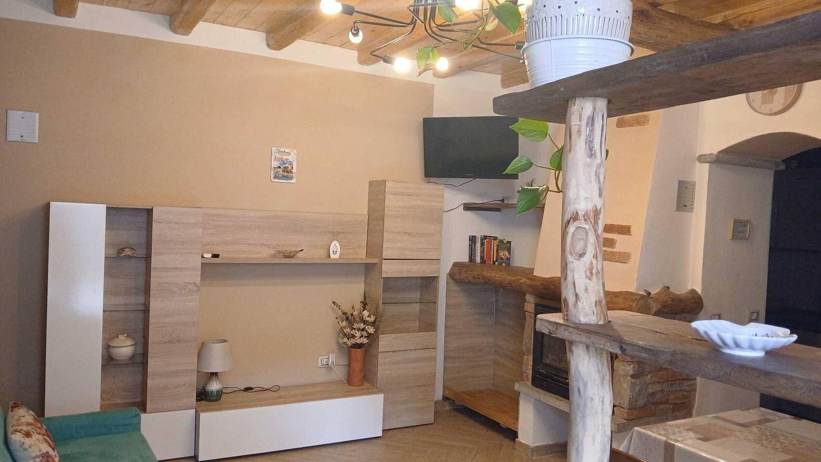 Appartamento intero, Appartamento 'La Meridiana Lago Maggiore 2' con Vista Montagna, Wi-Fi e Aria Condizionata in Laveno, Laveno-Mombello
