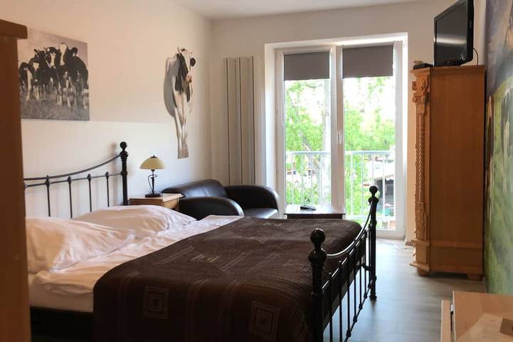 Geheel appartement, Modern studio apartment with a kitchen and bathroom in Reinickendorf, Berlijn