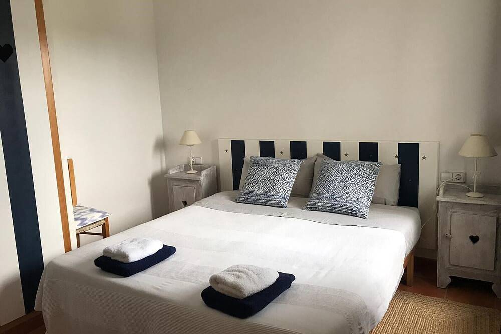 Baleares. House with pool 6 pers. Next to the sea, the beach and trade in Cala Blanes, Ciutadella