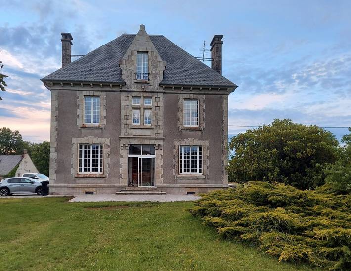 Gîte pour 12 personnes, avec piscine ainsi que terrasse et jardin