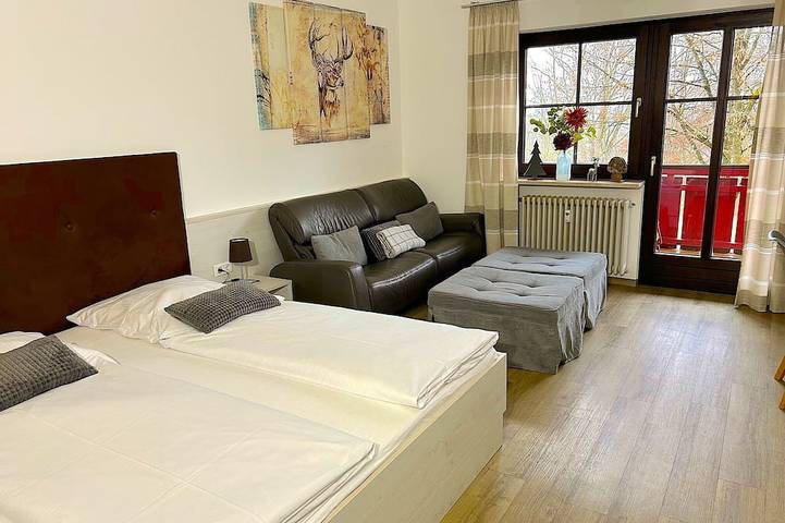 Ferienwohnung für 4 Personen, mit Balkon und Whirlpool sowie Garten und Pool