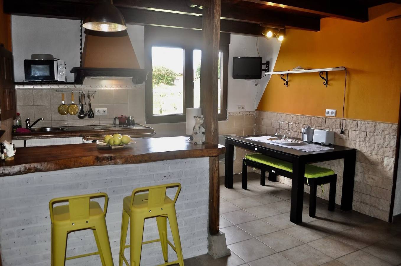 Apartamento entero, Apartamento 'Kety 2' con vistas a la montaña, terraza privada y Wi-Fi in Serdio, Val de San Vicente