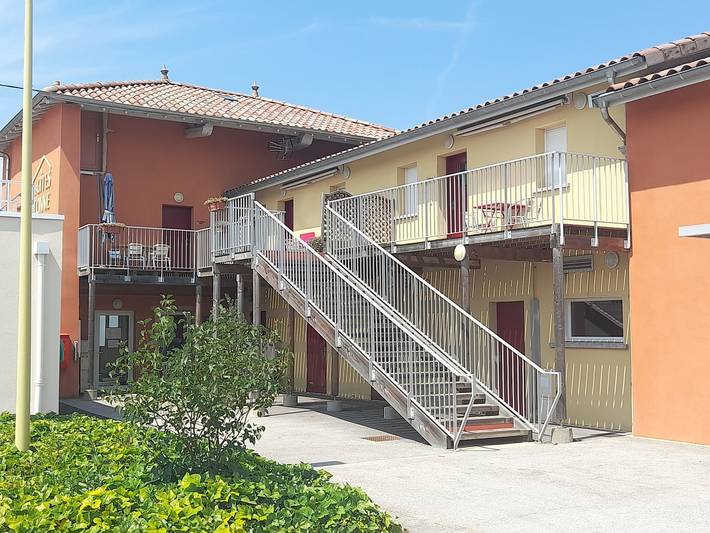 Gîte pour 42 personnes, avec terrasse et jardin dans l' Ain - 4