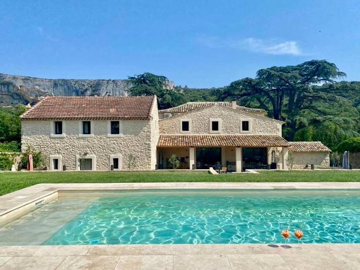 Location de vacances pour 2 personnes, avec terrasse ainsi que jardin et piscine, animaux acceptés à Lioux - 3