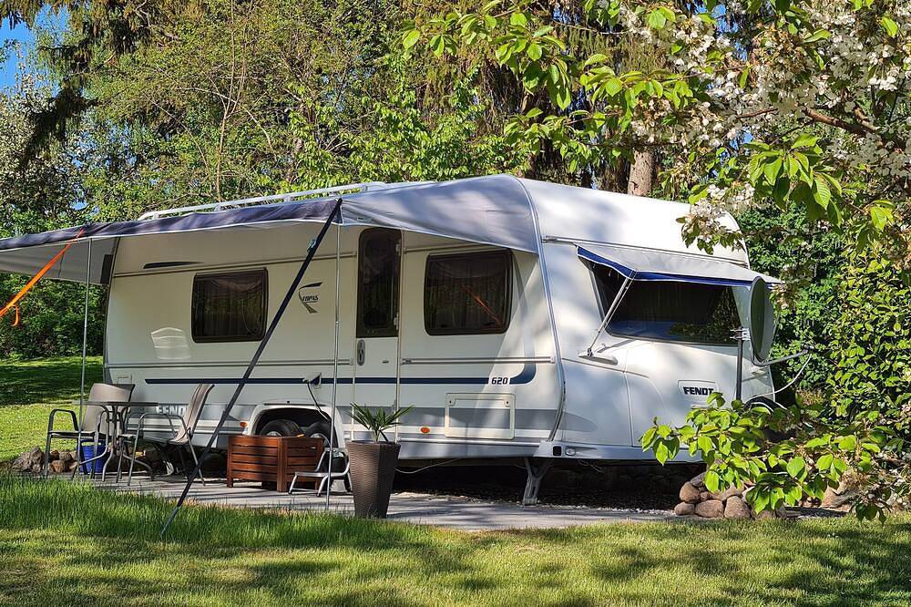 Wohnwagen in ländlicher Idylle in Stubbendorf, Mecklenburgische Ostseeküste