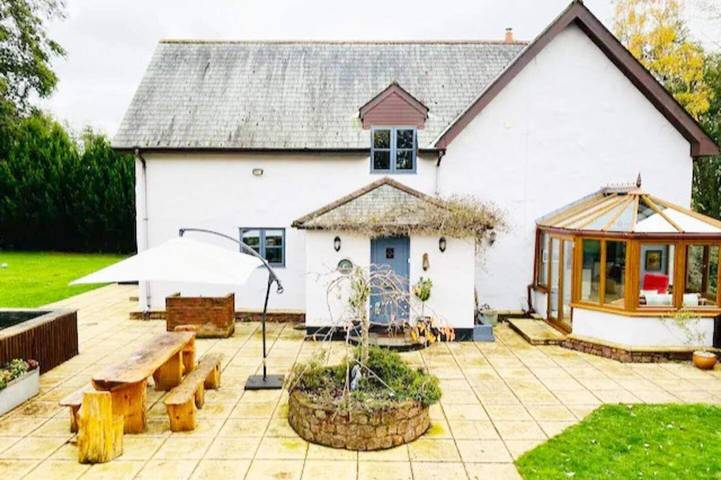 Holiday home for 11 people, with garden and terrace as well as pool, with pets in Somerset