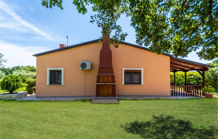 Ganze Ferienwohnung, Gemütliche Ferienwohnung mit Terrasse und Garten in Krnica, 400 m vom Restaurant entfernt in Krnica, Marčana