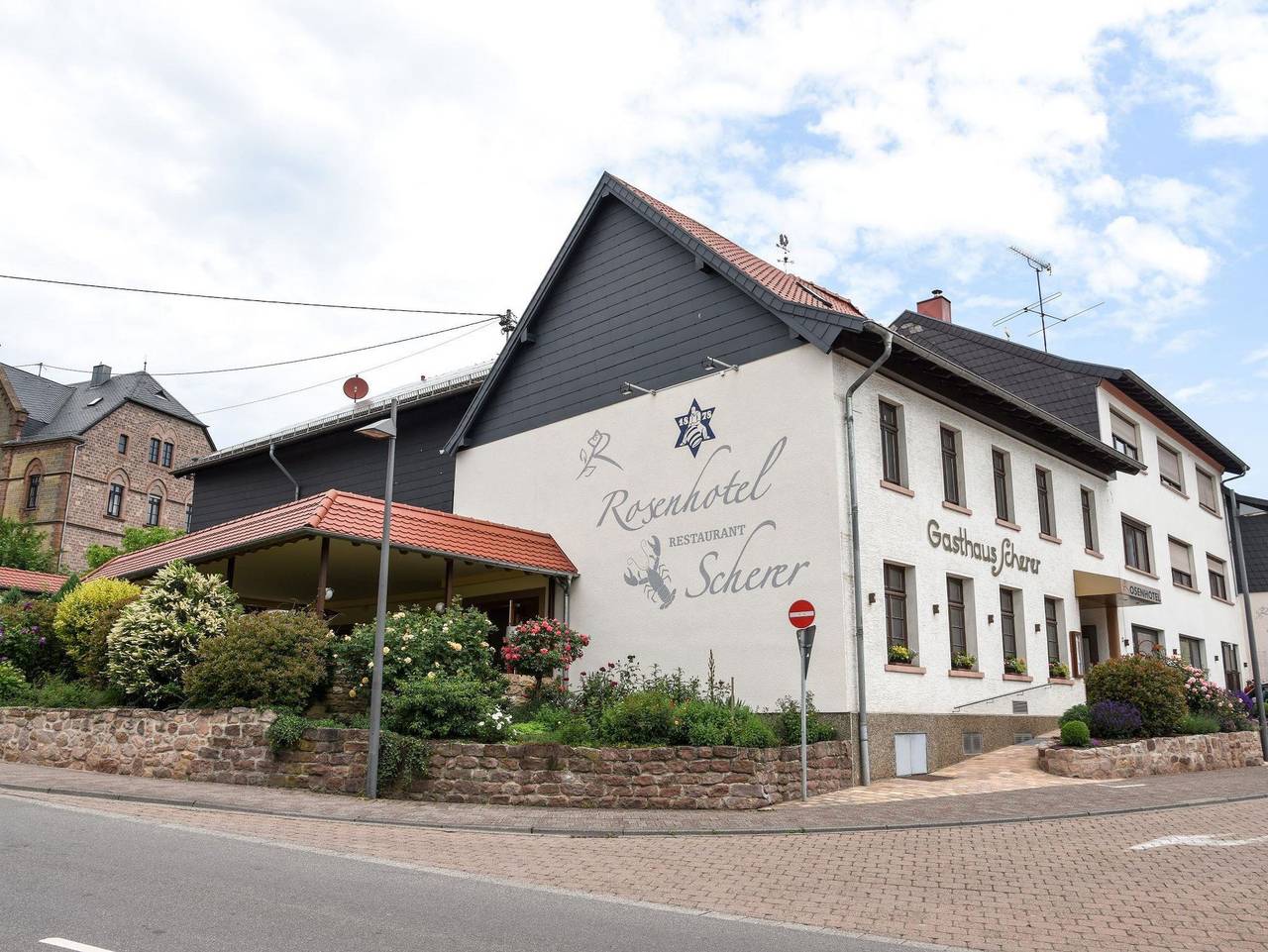 Rosenhotel  Scherer - Doppelzimmer mit Dusche, Wc in Schiffweiler, Saarland