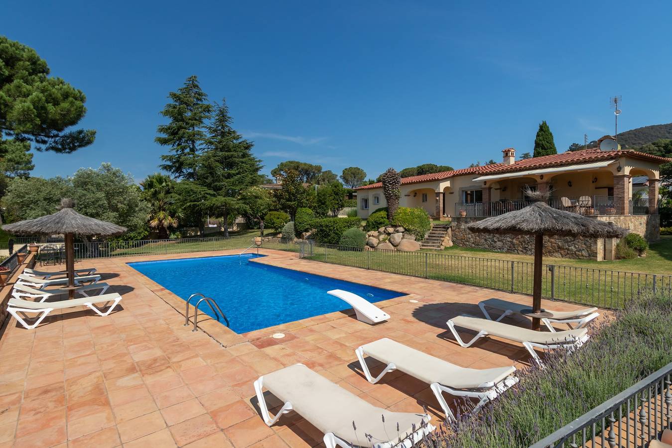 Villa 'Bell Lloc St Cristina Dar' con vistas a la montaña, piscina privada y Wi-Fi in Santa Cristina de Aro, Costa Brava