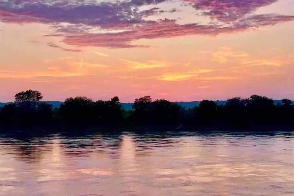 Riverfront 2 bdrm Jacuzzi Cabin w/ Sunset Balcony in St. Joseph, Missouri