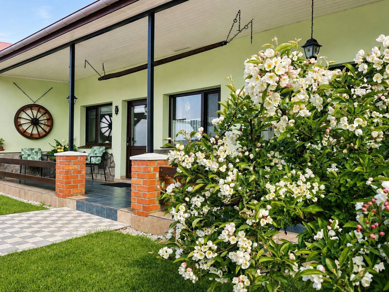 Bungalow am Hellbach Xl im Ostseeland - 2-Raum-Bungalow mit Terrasse/rechts (50m², max. 3 Pers.) in Neubukow, Neubukow-Salzhaff