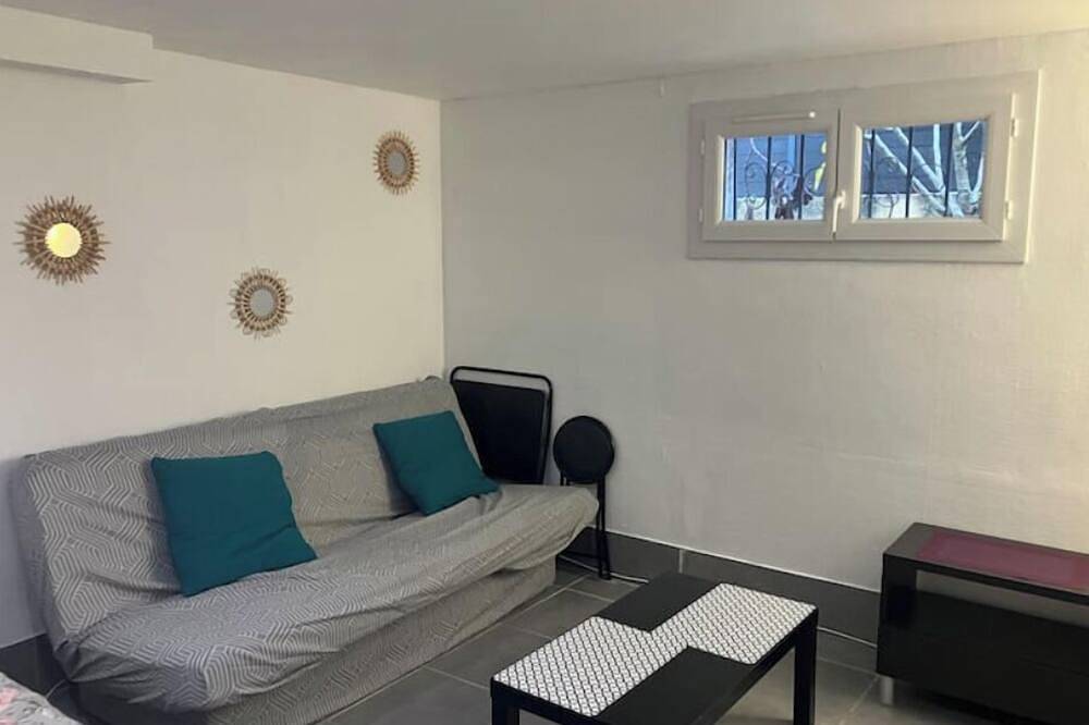 Room in Angers near the streetcar with shared kitchen and bathroom in Angers, Angers region