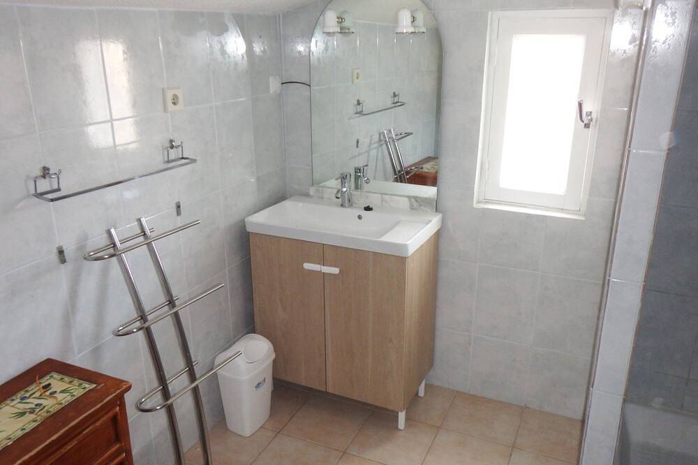 Air-conditioned detached house, 2 bedrooms, shared pool and private parking. in Mormoiron, Parc naturel régional du Mont-Ventoux