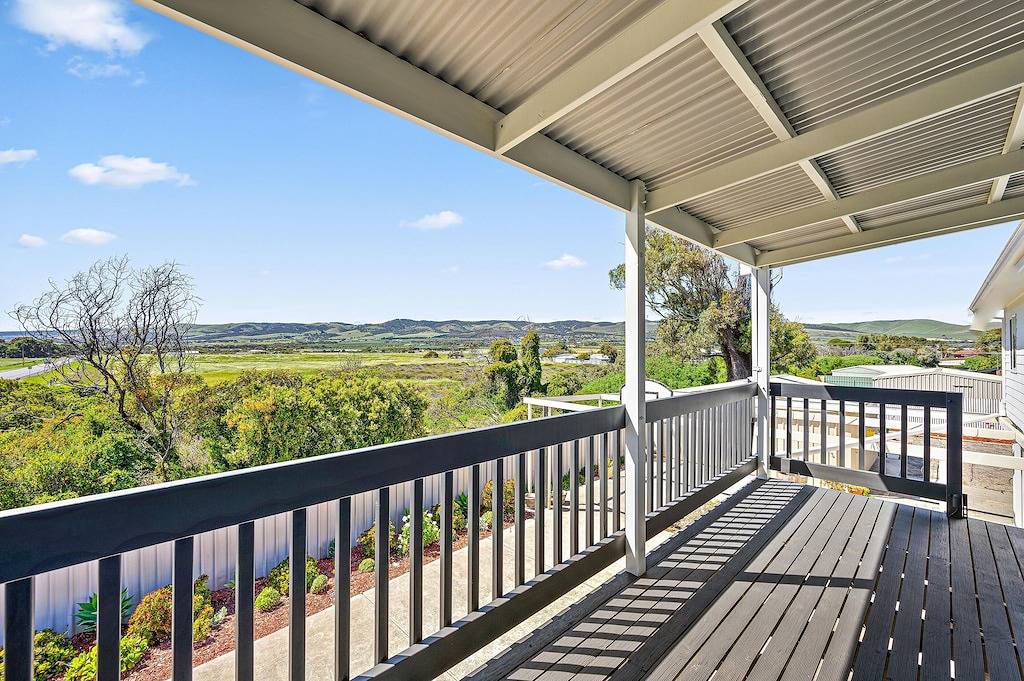 The Loveshack ~ Silver Sands - Family Entertainer Surrounded by Sea, Scrub & Hills in Aldinga Beach, City of Onkaparinga