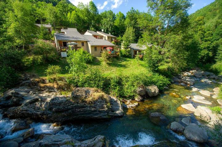 Parc de vacances pour 2 personnes, avec Terrasse et Jardin ainsi que Bassin pour enfant et Piscine à Auzat