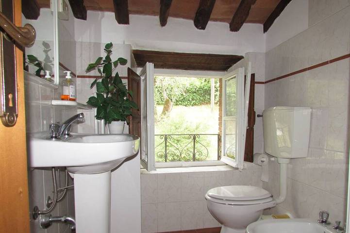 Casa colonica sulle colline lucchesi in Lucca, Provincia di Lucca