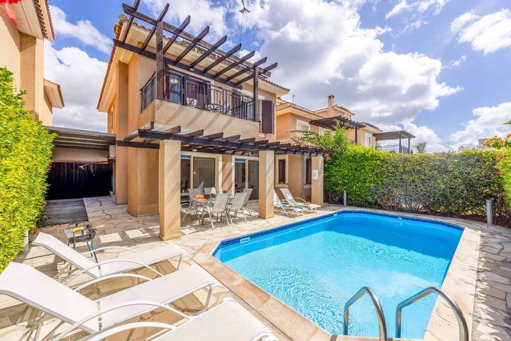 Holiday rental for 8 people, with terrace in Coral Bay (Cyprus)