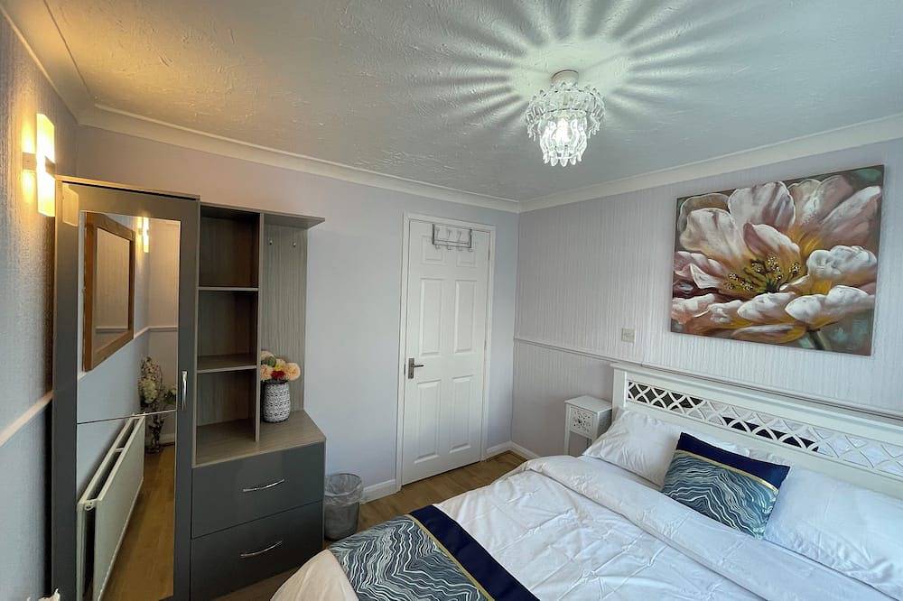 Semi Detached House in Aldershot in Rushmoor, Hampshire