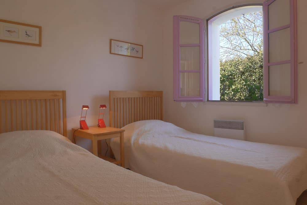 Typical house near wild coast - Pets allowed in Locmaria, Côte des Mégalithes