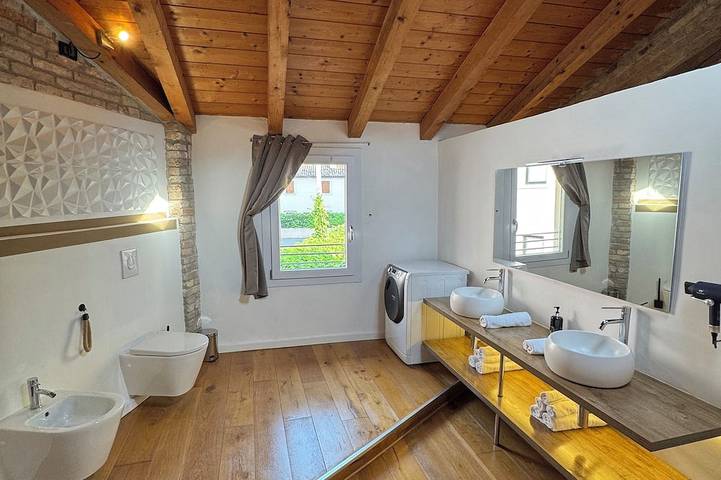 Cozy townhome with Wifi and Ac in enchanting Venezia in Mestre, Venice