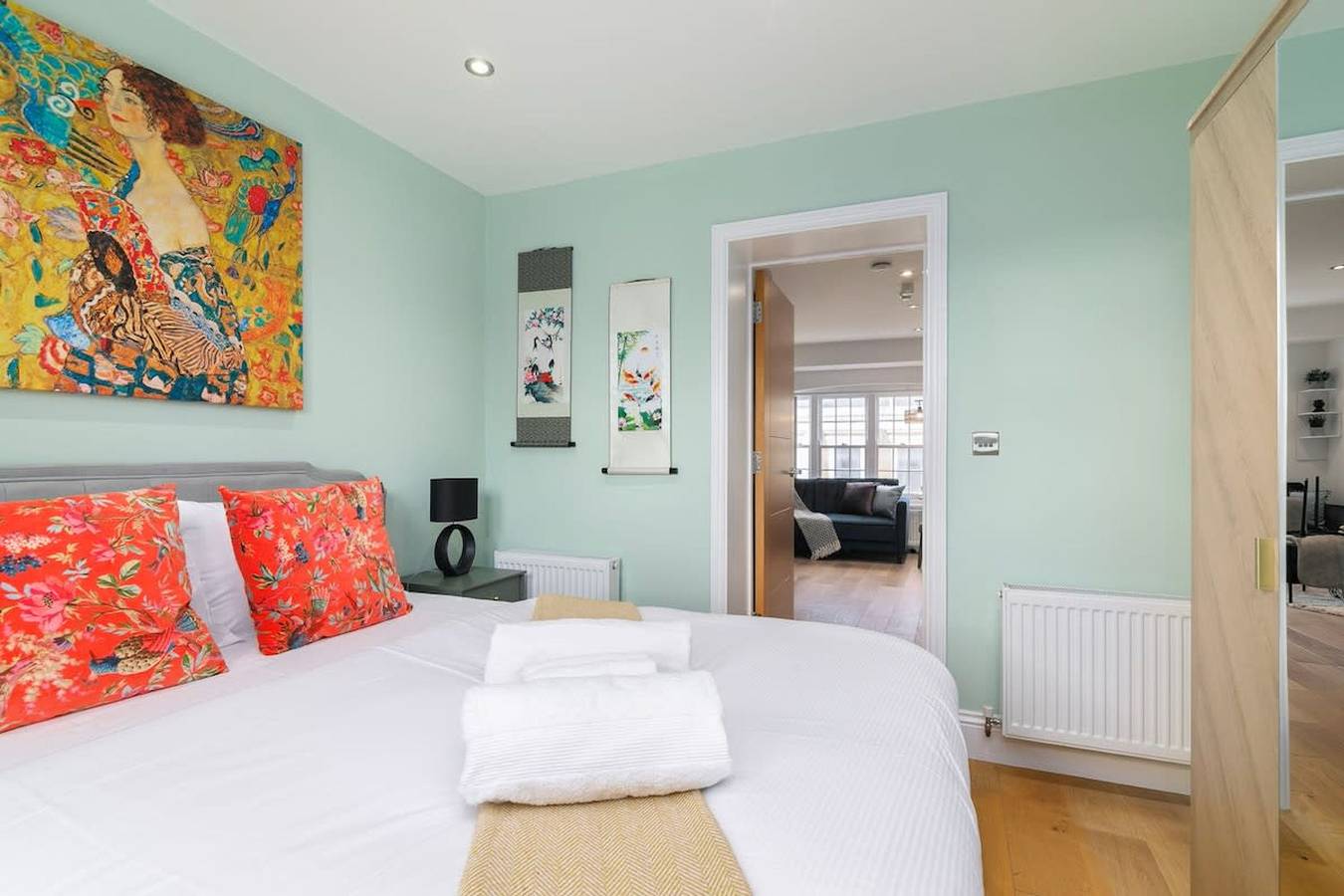 Entire apartment, Elegant Shoreditch Apartment with Private Balcony in Bethnal Green, London