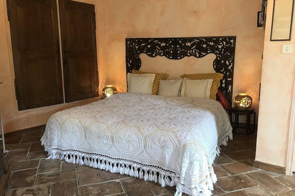 Appartement entier, Chambre  indépendante dans un village médiéval. Charme et silence proche Cannes. in Auribeau-sur-Siagne, Côte méditerranéenne (France)