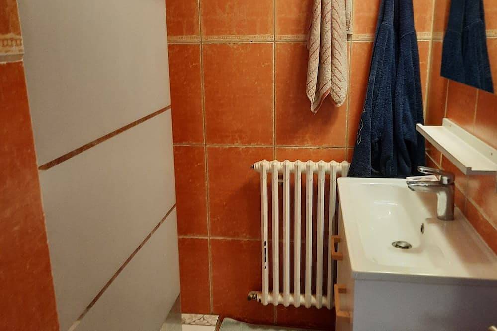 Gîte deux chambres, terrasse et piscine in Nîmes, Région de Nîmes