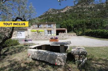 Gîte pour 6 personnes, avec terrasse et jardin à Sahune