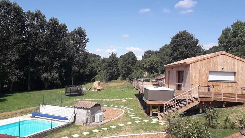 Gîte pour 2 personnes, avec terrasse et piscine à Chalandray