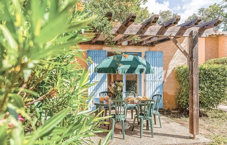 Appartement am Pool: Parkplatz, Terrasse, Internet, Nähe Fluss & Skifahren in Gaujac, Nimes und Umgebung