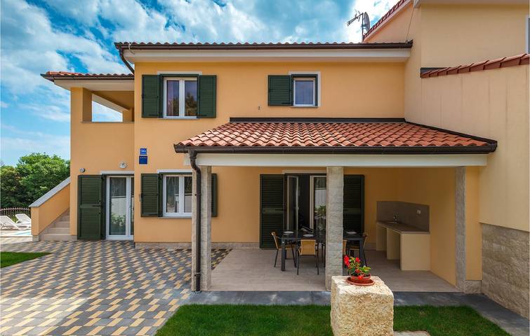 Amplio apartamento de 2 dormitorios con piscina, cerca de la playa de Havajka in Banjole, Costa sur de Istria