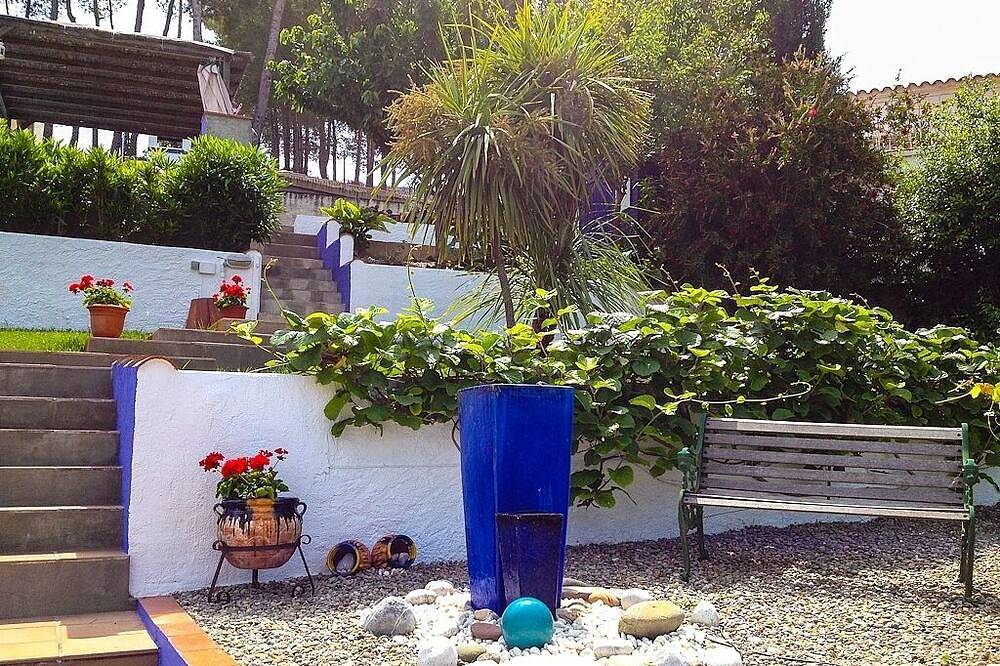 Apartamento entero, Villa privada, terraza privada, barbacoa, piscina, hermoso jardín y vistas. in Olivella, Garraf