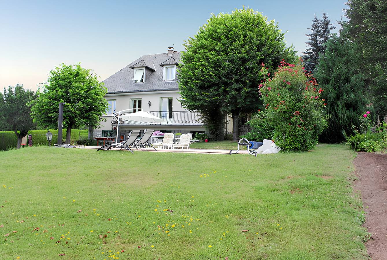 Elegante Villa in Mur-de-Barrez mit Privatem Pool in Mur-de-Barrez, Zentralmassiv