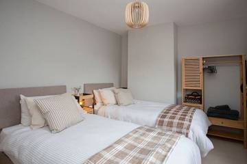 Log Cabin for 4 People in Bath, The Cotswolds, Photo 2