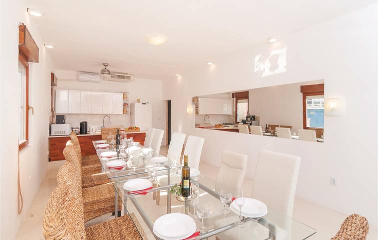 Charmante Ferienwohnung 400 m von der Küste entfernt mit Pool in Stomorska in Stomorska, Solta