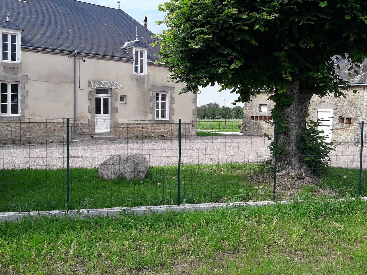 Maison paisible entre Berry et Creuse avec jardin clos, terrasse et parking privé in Crevant, Région de La Châtre