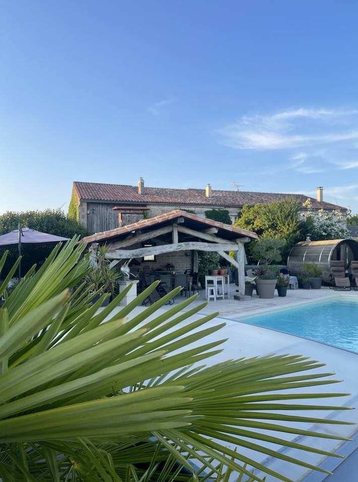 Chambre d’hôte pour 2 personnes, avec jacuzzi et sauna ainsi que piscine et jardin