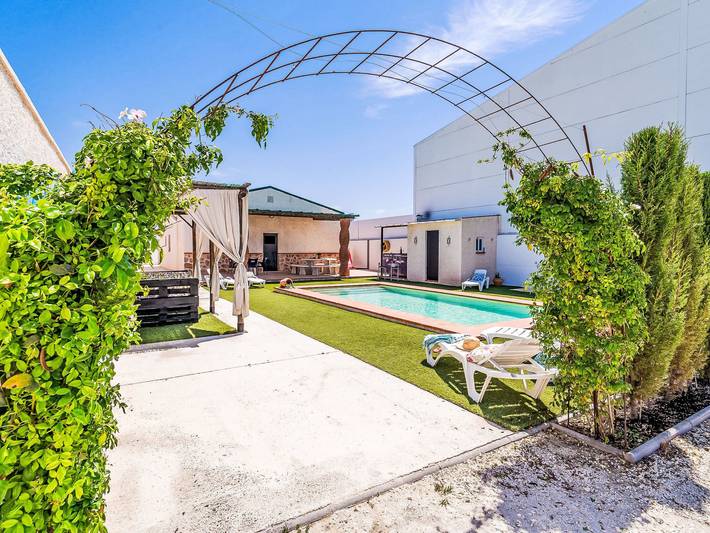 Location de vacances pour 8 personnes, avec Terrasse ainsi que Jardin et Piscine dans La Lantejuela - 2