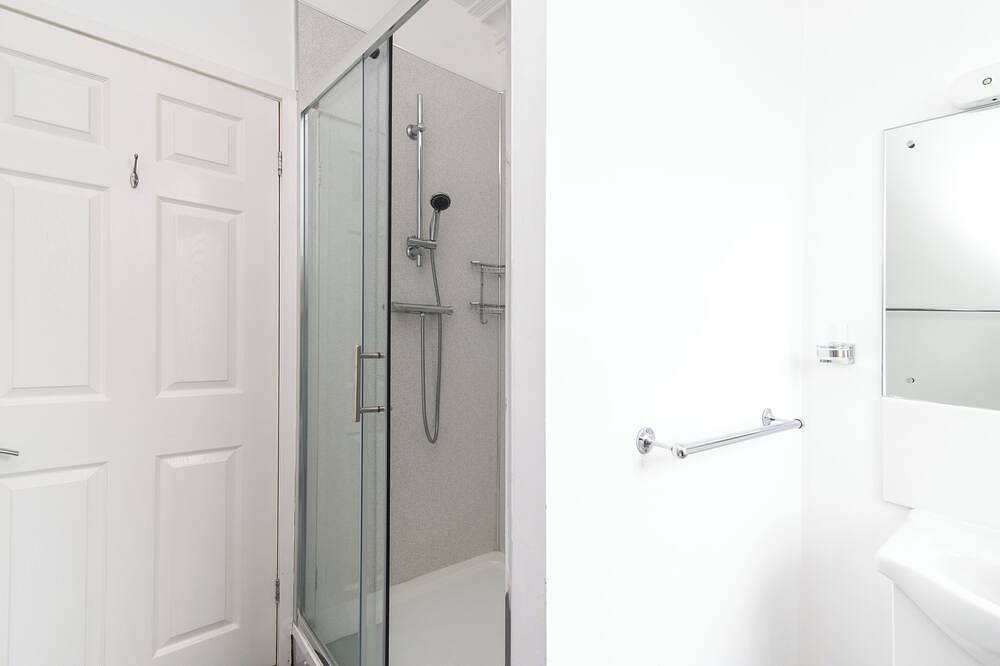 Station Road - Contemporary 1bedroom Flat with 2 king beds & ensuite bath in Nottinghamshire