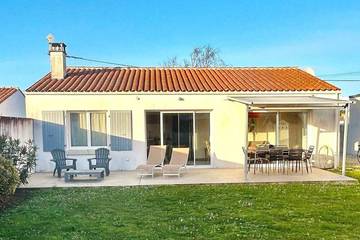 Location de vacances pour 6 personnes, avec terrasse et jardin à La Brée-les-Bains