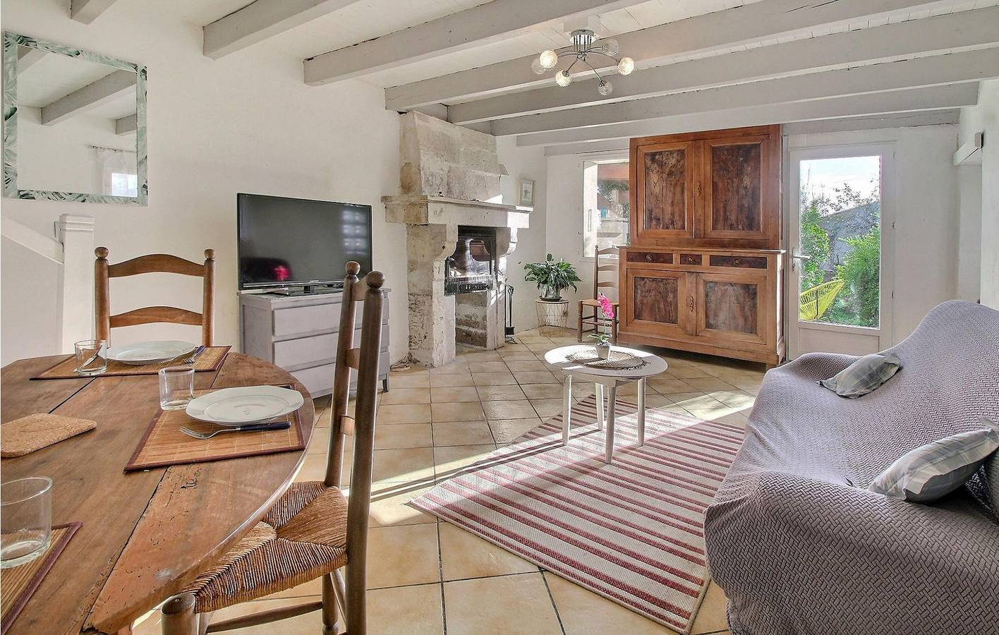 Maison De Vacances pour 4 Personnes dans Saint-Denis-du-Pin, Région de Saint-Jean-d'Angély