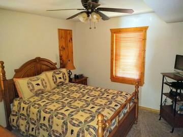 Log Cabin for 4 Guests in Great Smoky Mountains National Park, Cataloochee Valley, Picture 2