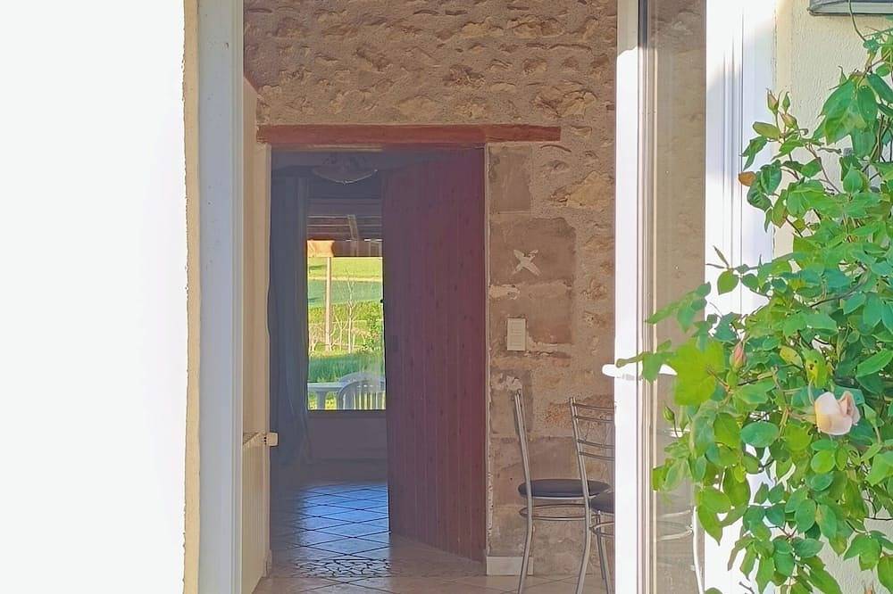 Countryside cottage, private terrace & garden overlooking walnut & plum orchards in Penne-d'Agenais, Quercy